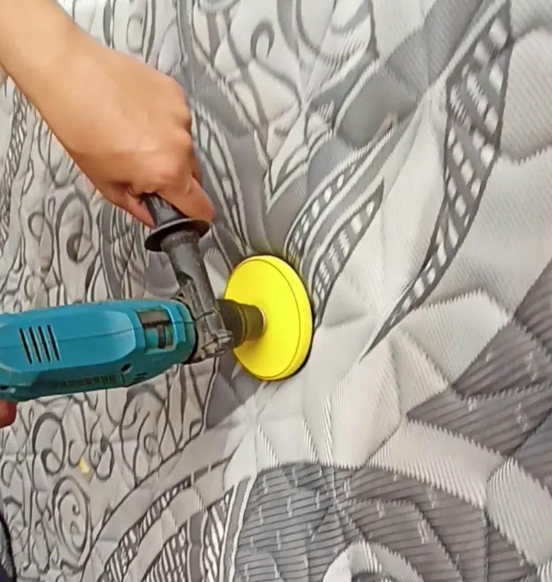 Penggosokan sikat mesin untuk mengangkat debu dan kotoran dari serat kasur spring bed