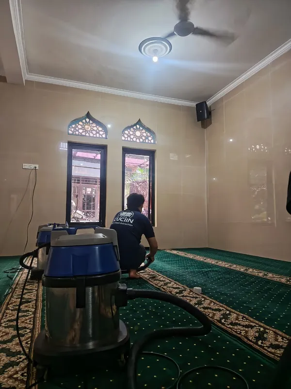 Tim profesional KitaCuciin sedang melakukan pengerjaan cleaning service - Jasa cuci sofa dan interior terpercaya di Depok & Jabodetabek