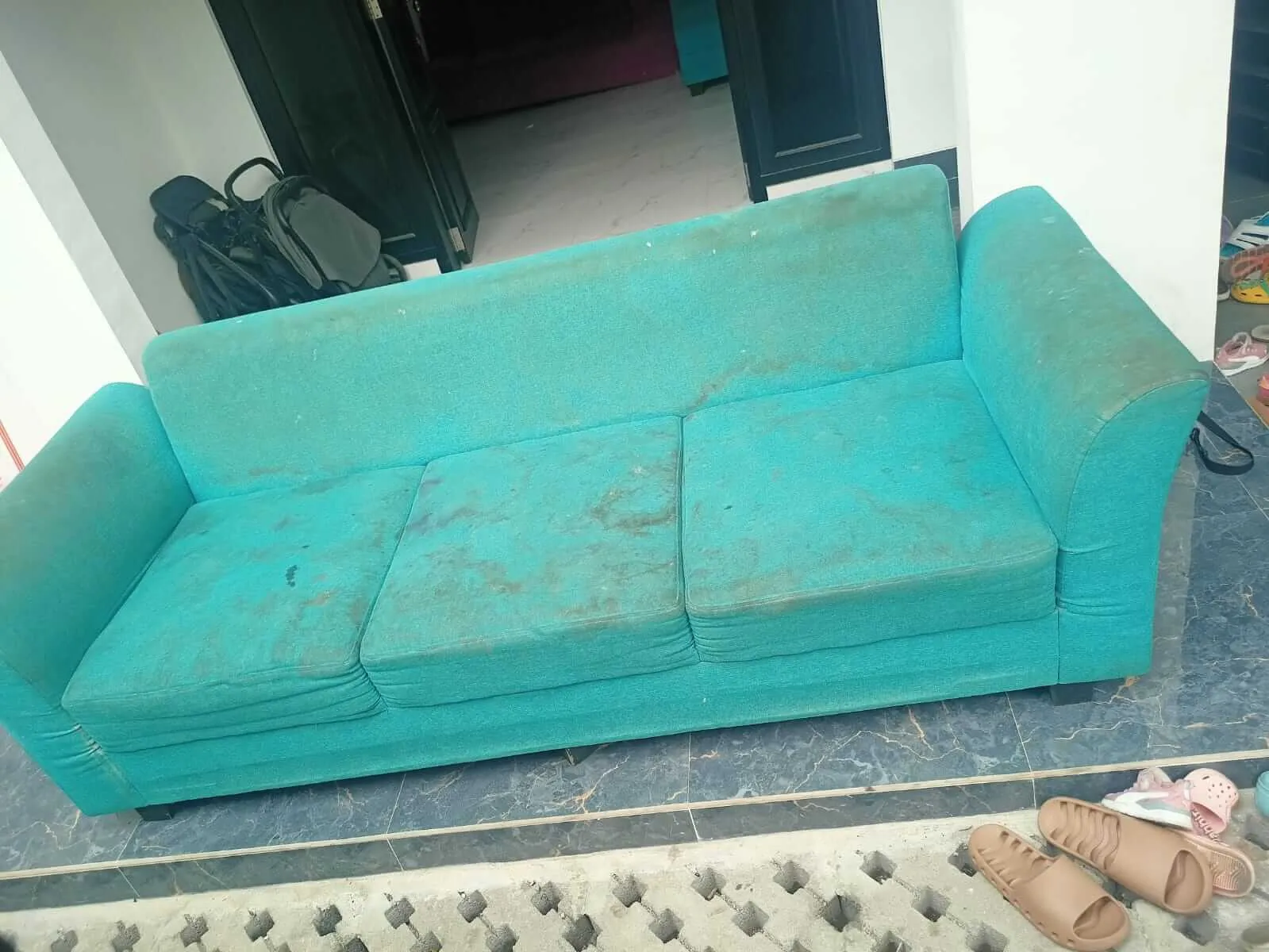 Kondisi sofa sebelum dilakukan deep cleaning oleh tim KitaCuciin