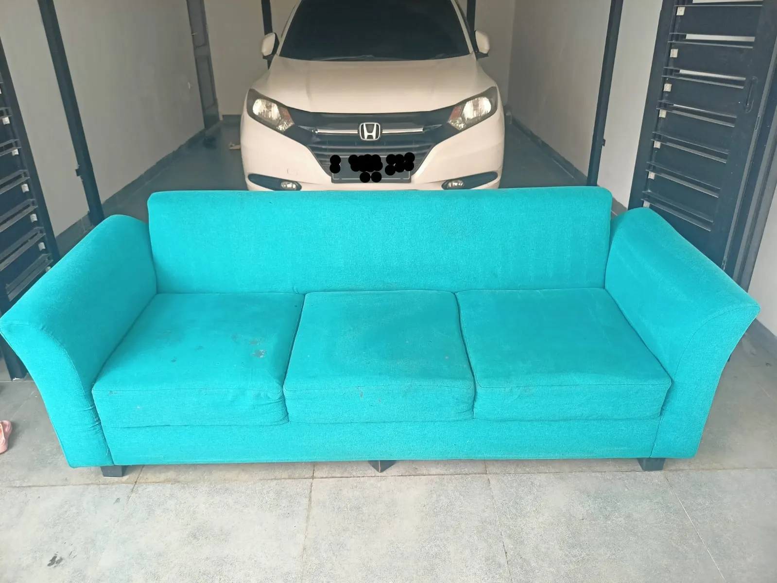 Hasil deep cleaning cuci sofa kursi di Depok oleh KitaCuciin - bersih dan seperti baru